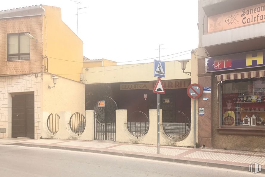 Retail for sale & for rent at Avenida La Mancha, 10, Villacañas, Toledo, 45860 with window, building, door, sky, real estate, facade, house, gas, city and road around