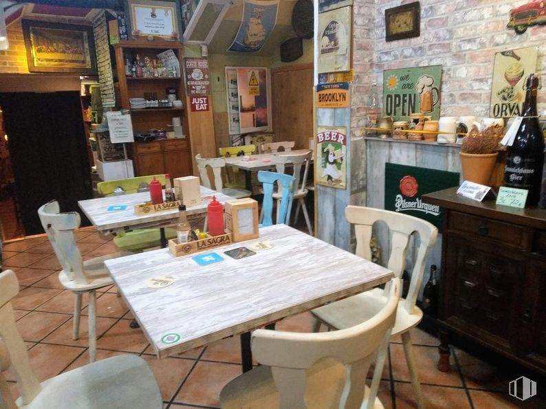 Local en alquiler y venta en Calle Virgen Lluc, 43, Ciudad Lineal, Madrid, 28027 con silla, ebanistería, cajonera, mesa de cocina y comedor, mesa, botella, mesa, botella de vino, mueble y propiedad alrededor