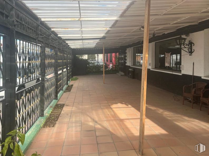 Local en alquiler y venta en Calle Manantial, Fuenlabrada, Madrid, 28942 con silla, edificio, sombra, madera, planta, piso, suelo, viga, bienes raíces y casa alrededor