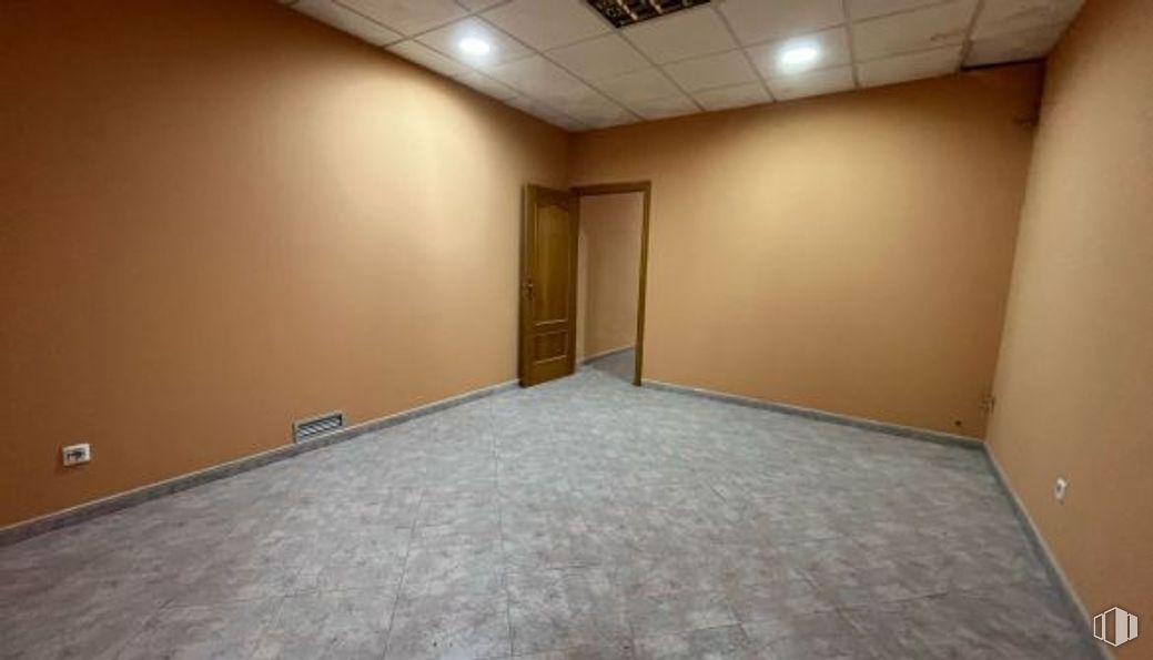 Retail for rent at Calle Ángel Alcazar, 8, Talavera de la Reina, Toledo, 45600 with door, fixture, wood, floor, flooring, hall, hardwood, ceiling, composite material and room around