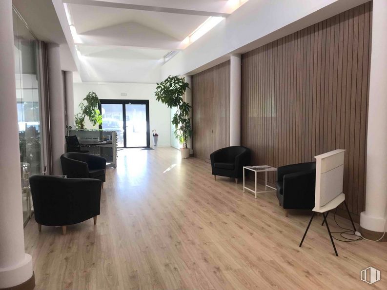 Oficina en alquiler en Polígono industrial Alcobendas, Alcobendas, Madrid, 28108 con silla, mesa, propiedad, mueble, planta, madera, planta de interior, edificio, interiorismo y hall alrededor