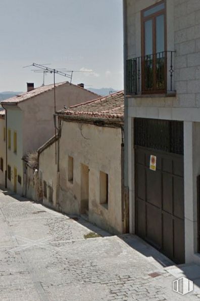 Land for sale at Calle Casimiro Hernández, Ávila, 05002 with house, window, sky, building, fixture, wood, road surface, neighbourhood, asphalt and cloud around