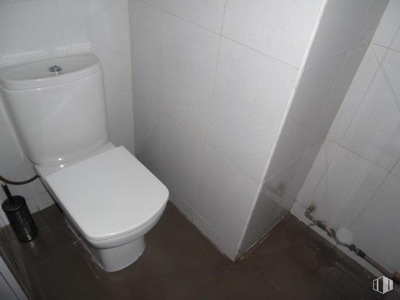 Retail for sale at Calle Los Alpes, Alcorcón, Madrid, 28922 with toilet, property, toilet seat, plumbing fixture, bathroom, wood, floor, fixture, flooring and plumbing around