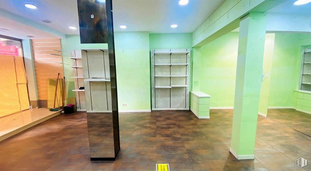 Retail for rent at Zona Palomarejos, Toledo, 45005 with window, property, fixture, door, building, wood, interior design, hall, floor and flooring around