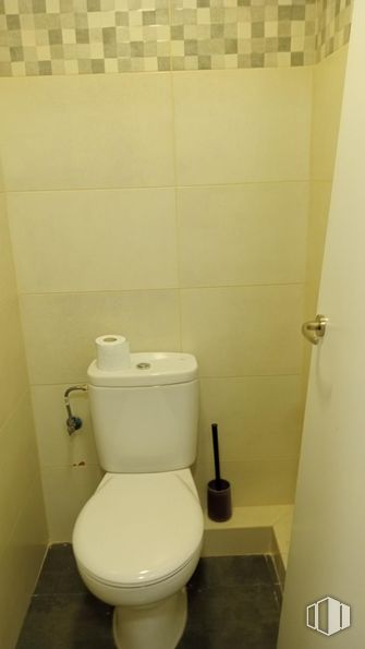 Local en venta en Zona El Val, Alcalá de Henares, Madrid, 28806 con inodoro, papel higienico, asiento del inodoro, cuarto de baño, morado, suelo, suelos, accesorio, propiedad material y suministro doméstico alrededor