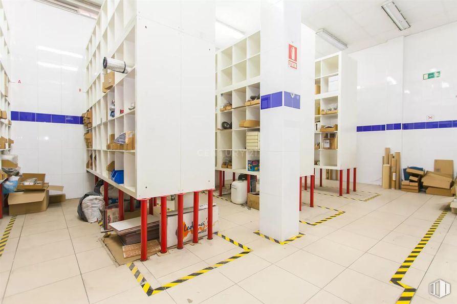 Retail for sale at Calle Alcalá, San Blas - Canillejas, Madrid, 28027 with bookcase, shelf, shelving, flooring, interior design, floor, ceiling, furniture, aisle and retail around