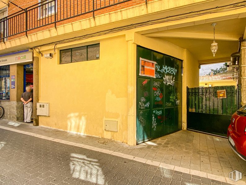 Local en alquiler en Calle Escuadra, 17, Moralzarzal, Madrid, 28411 con persona, ventana, propiedad, arquitectura, pared, accesorio, puerta, tintes y sombras, fachada y carretera alrededor