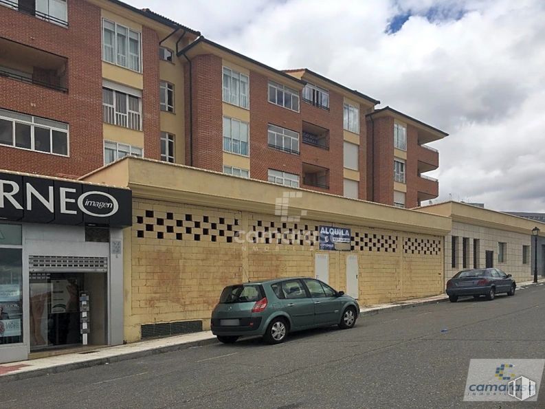 Retail for rent at Calle Ciudad de Cáceres, 2, Ávila, 05004 with car, building, window, cloud, automotive parking light, property, sky, tire, wheel and vehicle around