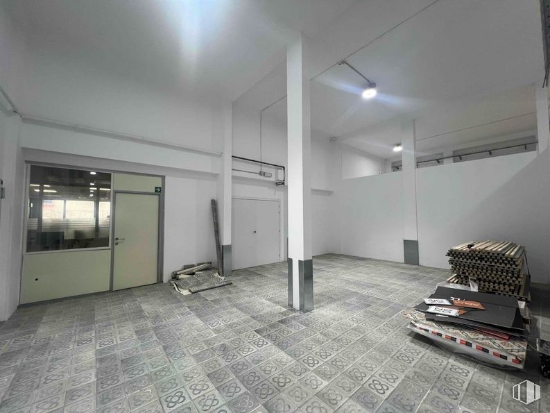 Nave en alquiler en Avenida Valdelaparra, Alcobendas, Madrid, 28108 con puerta, interiorismo, hall, edificio, suelos, suelo, madera, techo, hormigón y material compuesto alrededor