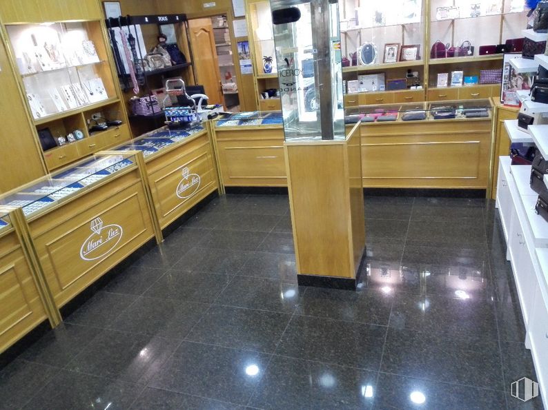 Retail for sale at Zona Juzgados, Móstoles, Madrid, 28931 with cabinetry, countertop, building, kitchen, drawer, chest of drawers, wood, flooring, interior design and floor around