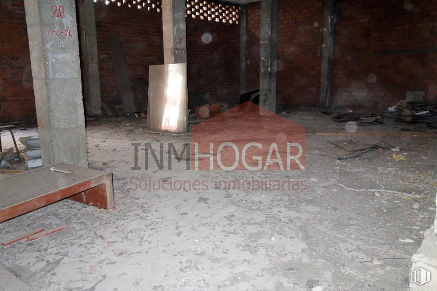 Retail for sale at Zona San Antonio, Ávila, 05005 with furniture, wood, floor, flooring, building material, brick, gas, brickwork, composite material and concrete around