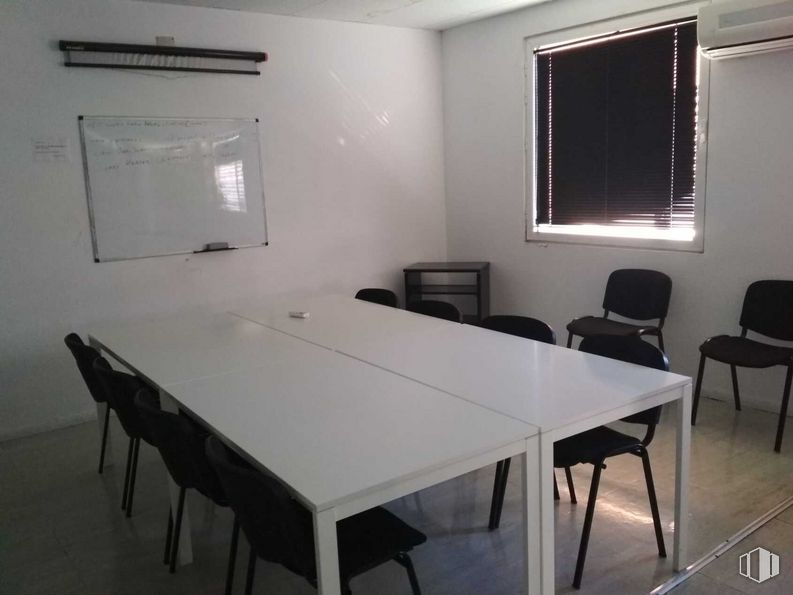 Office for rent at Calle Embajadores, 187, Arganzuela, Madrid, 28045 with table, chair, window, furniture, building, fixture, wood, floor, flooring and wall around