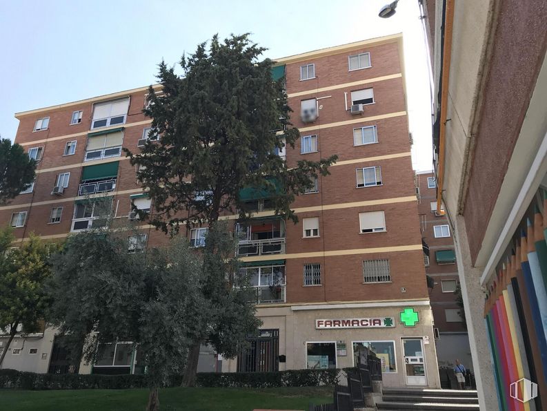 Local en venta en Calle Montes de Barbanza, 13, Villa de Vallecas, Madrid, 28031 con edificio, planta, cielo, propiedad, ventana, árbol, arquitectura, diseño urbano, condominio y barrio alrededor