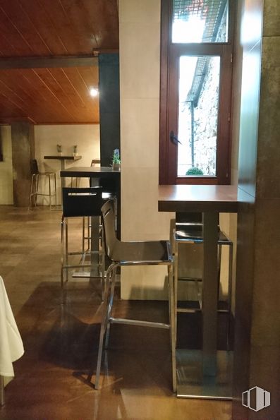 Retail for sale & for rent at Calle Arroyo, Patones, Madrid, 28189 with chair, furniture, wood, interior design, fixture, floor, flooring, wall, table and hardwood around