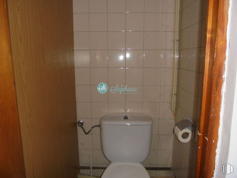 Retail for sale at Zona José Zorrilla, Segovia, 40005 with toilet, brown, toilet seat, plumbing fixture, bathroom, purple, fixture, building, wood and plumbing around