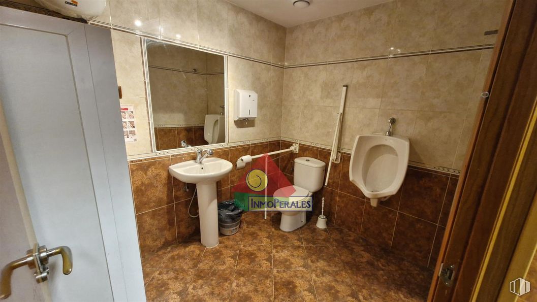 Retail for rent at Zona Getafe Norte, Getafe, Madrid, 28903 with toilet, sink, flooring, plumbing fixture, floor, plumbing, bathroom, toilet seat, tile and bathroom sink around