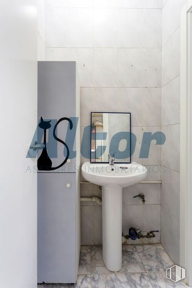 Local en venta en Calle Azabache, Carabanchel, Madrid, 28019 con fregadero, grifo, accesorios de fontanería, cuarto de baño, interiorismo, casa, rectángulo, lavabo, suelo y madera alrededor