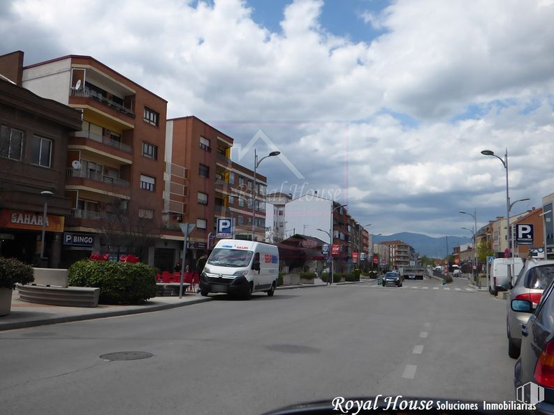 Local en venta en Avenida Honorio Lozano, Collado Villalba, Madrid, 28400 con camioneta, coche, edificio, luz de la calle, nube, cielo, vehículo terrestre, rueda, ventana y vehículo alrededor