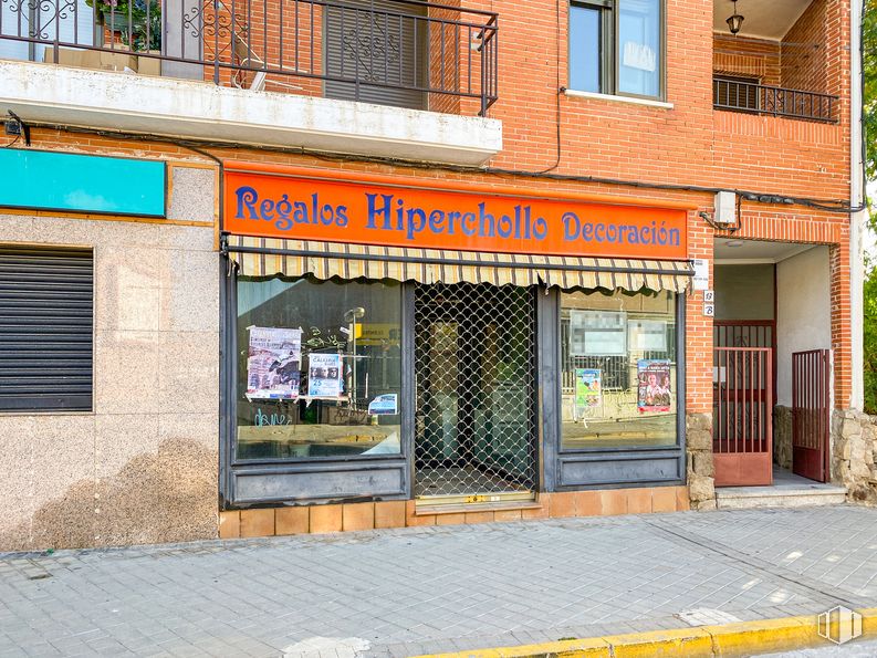 Retail for sale at Calle Egido, 13, Guadalix de la Sierra, Madrid, 28794 with window, building, fixture, neighbourhood, road surface, facade, door, tints and shades, brick and city around