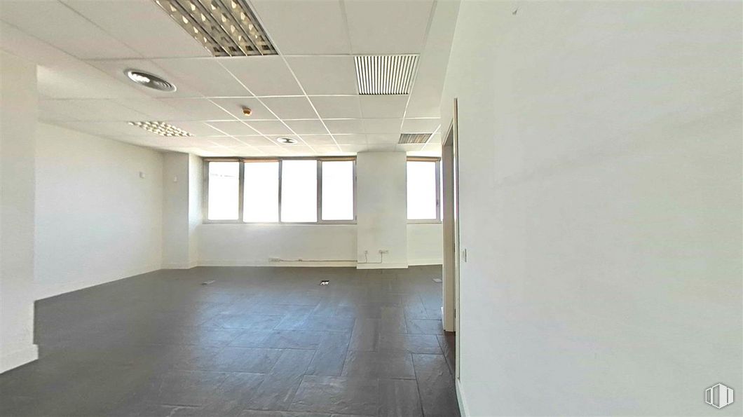 Office for sale at Calle Segundo Mata, Pozuelo de Alarcón, Madrid, 28224 with light fixture, window, lighting, building, fixture, hall, composite material, flooring, glass and ceiling around