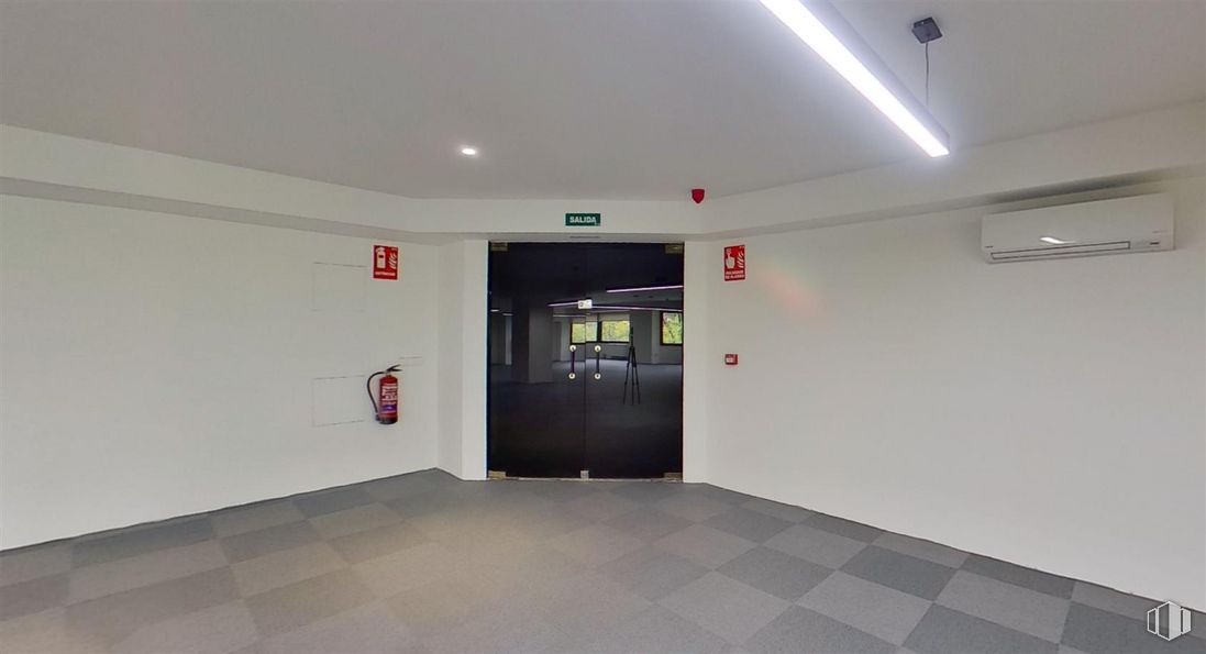 Oficina en alquiler en Paseo General Martínez Campos, 46, Chamberí, Madrid, 28010 con puerta, alumbrado, accesorio, edificio, interiorismo, suelos, hall, suelo, techo y espacio alrededor