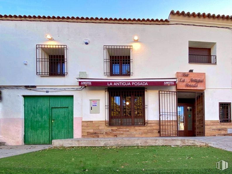 Retail for sale at Casco urbano, Villanueva de Bogas, Toledo, 45410 with window, door, plant, sky, building, neighbourhood, facade, fixture, real estate and tints and shades around