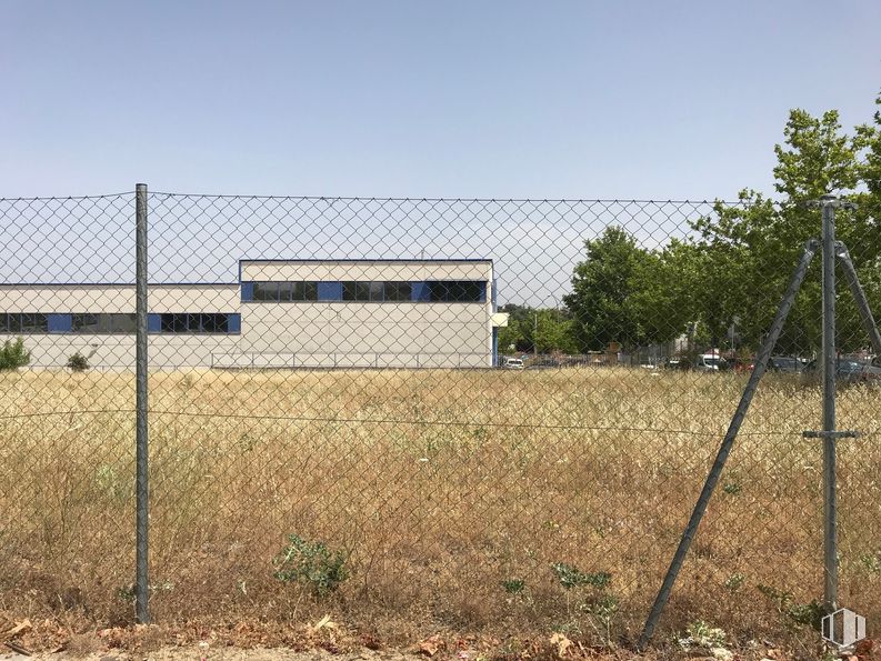 Suelo en venta en Calle Carpinteros, 2504, Boadilla del Monte, Madrid, 28660 con edificio, cielo, planta, valla, cercas de alambre, malla, árbol, llanura, hierba y pastizal alrededor