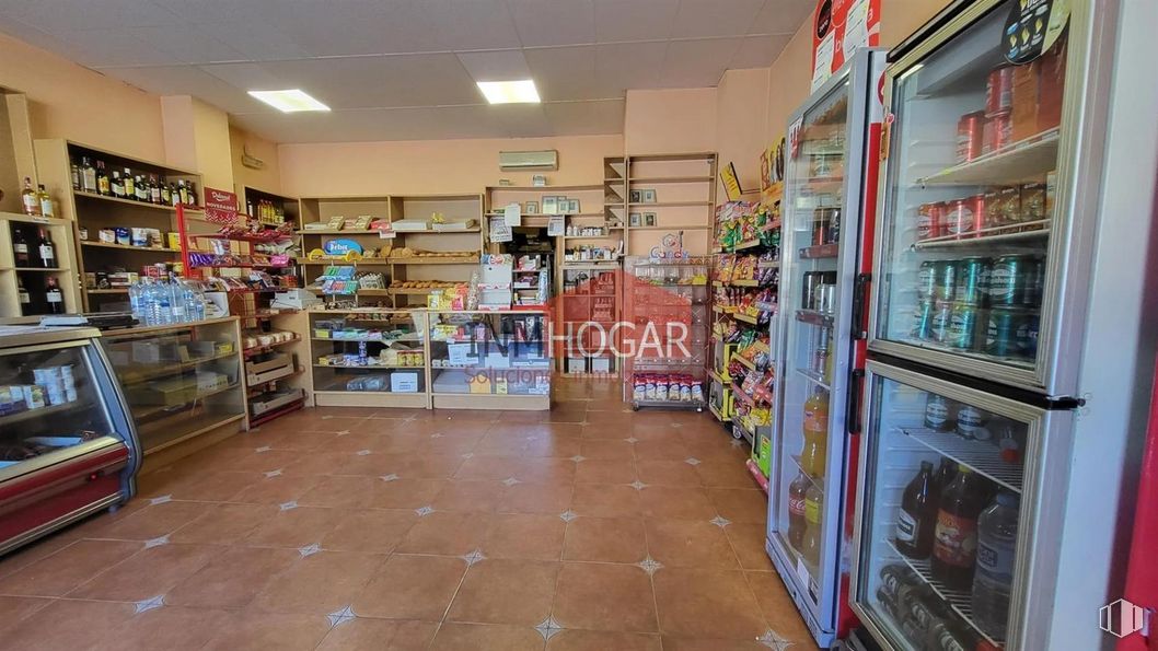 Retail for sale at Zona Universidad, Ávila, 05001 with property, shelf, product, shelving, interior design, building, publication, convenience store, customer and retail around