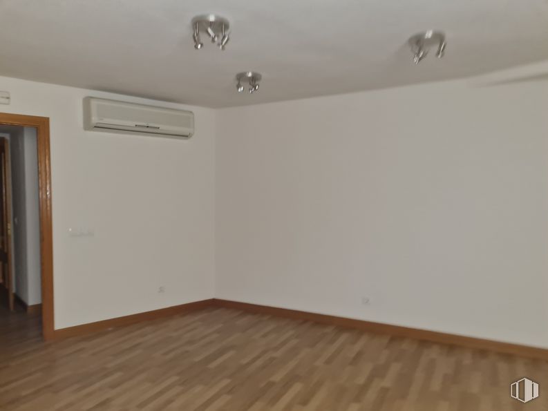 Oficina en alquiler en Avenida Constitución, Móstoles, Madrid, 28931 con edificio, madera, accesorio, diseño de interiores, piso, suelo, pasillo, casa, propiedad material y tinte para madera alrededor