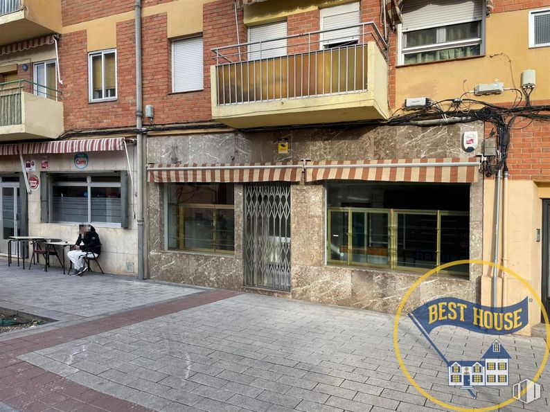 Local en alquiler en Paseo San Antonio, Cuenca, 16003 con ventana, persona, propiedad, edificio, arquitectura, diseño urbano, barrio, superficie de la carretera, puerta y fachada alrededor