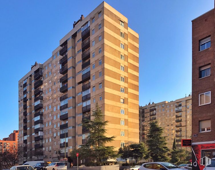 Local en alquiler y venta en Avenida Rafael Alberti, 16, Puente de Vallecas, Madrid, 28038 con edificio, cielo, coche, ventana, día, propiedad, vehículo, bloque de torre, diseño urbano y árbol alrededor