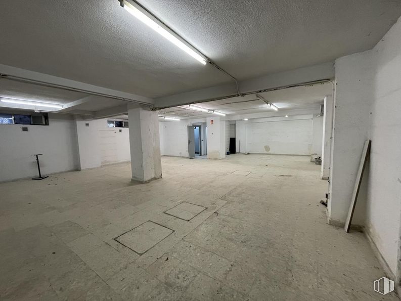 Retail for sale at Calle Blas Cabrera, La Latina, Madrid, 28044 with fixture, hall, floor, flooring, composite material, ceiling, space, concrete, parking and event around