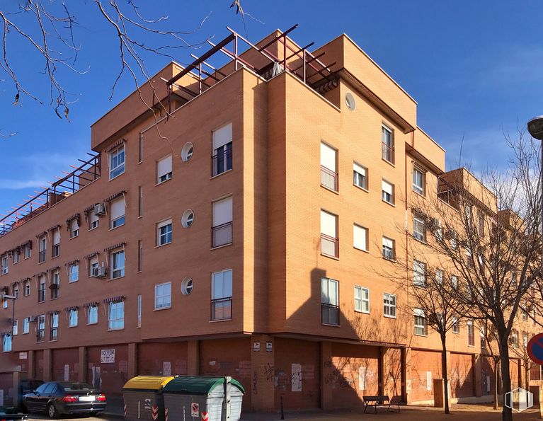 Retail for sale at Calle Neptuno, 49, Valdemoro, Madrid, 28341 with car, building, sky, window, street light, tree, tower block, condominium, urban design and vehicle around