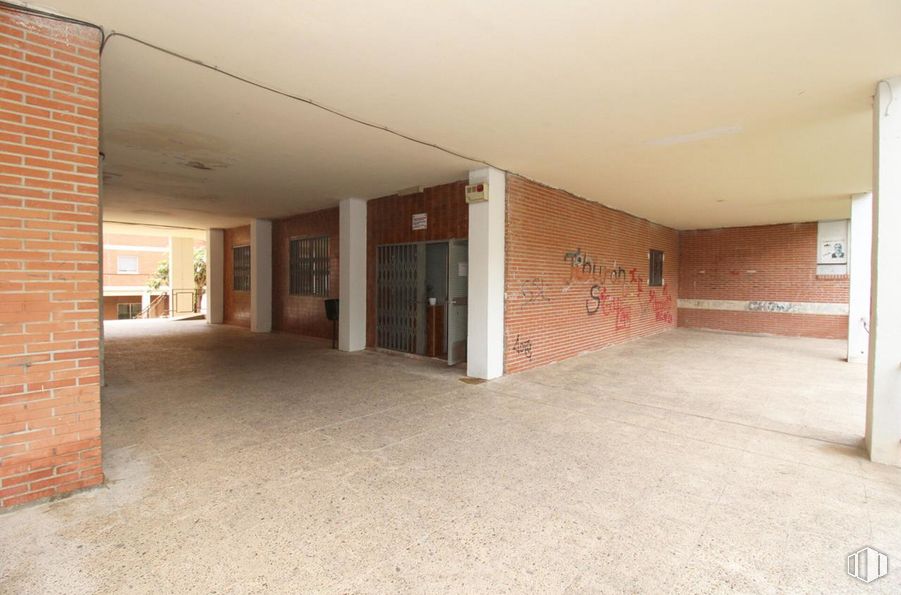 Retail for sale at Calle Doctor Hidalgo Huertas, Torrelaguna, Madrid, 28180 with hall, fixture, wood, floor, flooring, brick, real estate, composite material, brickwork and ceiling around