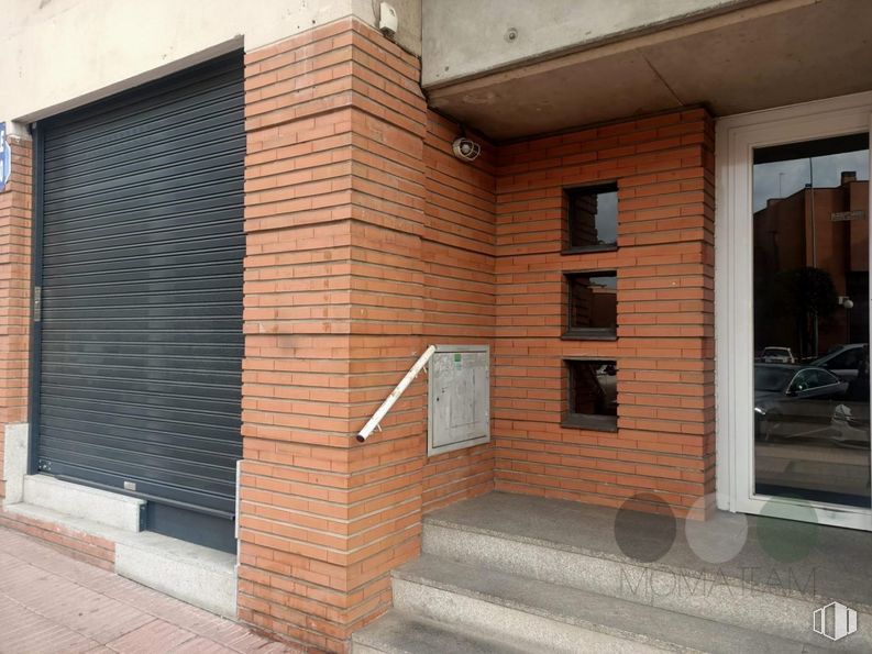 Retail for sale at Avenida España, 68, San Sebastián de los Reyes, Madrid, 28700 with window blind, building, wood, fixture, brick, brickwork, shade, floor, composite material and building material around