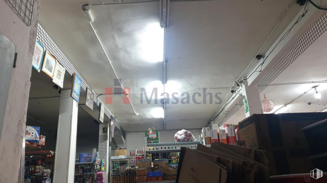 Local en venta en Zona Villaverde, Villaverde, Madrid, 28021 con venta al por menor, techo, electricidad, ciudad, edificio, mercado, lámpara fluorescente, comercio, publicidad y transporte alrededor