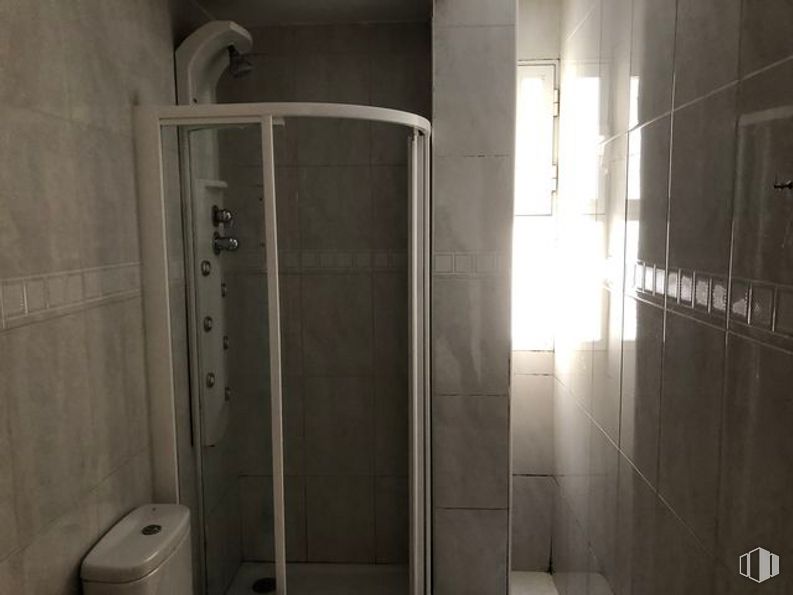 Retail for sale at Calle María Antonia Nebreda, Ávila, 05005 with shower, property, shower door, plumbing fixture, fixture, bathroom, toilet, floor, flooring and door around