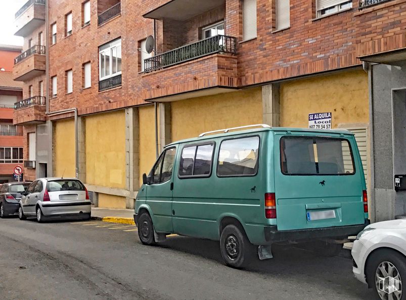 Retail for rent at Calle Capitán Peñas, 35, Ávila, 05003 with wheel, car, van, tire, automotive parking light, land vehicle, vehicle registration plate, vehicle, window and building around