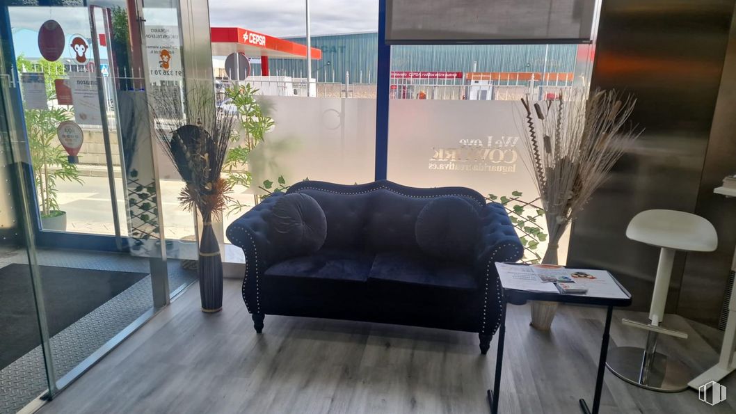 Oficina en alquiler en Calle Puerto Morcuera, 13, Leganés, Madrid, 28919 con loveseat, sofá, mesa, planta, mueble, edificio, confort, madera, interiorismo y suelos alrededor