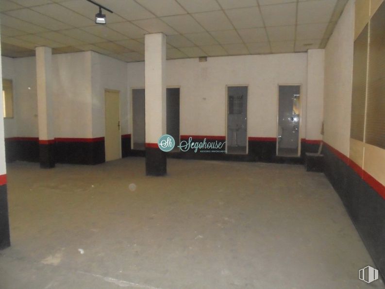 Retail for sale at Zona Obispo Quesada, Segovia, 40006 with fixture, hall, interior design, flooring, floor, building, ceiling, concrete, parking and plaster around