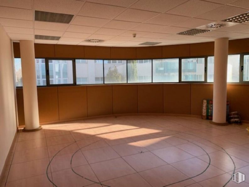 Oficina en venta en Plaza Once Colmenas, 1, Tres Cantos, Madrid, 28760 con ebanistería, ventana, propiedad, pasillo, madera, diseño de interiores, arquitectura, suelo, sombra y suelo de baldosas alrededor