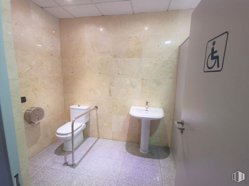 Retail for rent at Calle Haya, 4, Carabanchel, Madrid, 28044 with toilet, sink, flooring, wall, floor, bathroom, plumbing fixture, toilet seat, tile and plumbing around