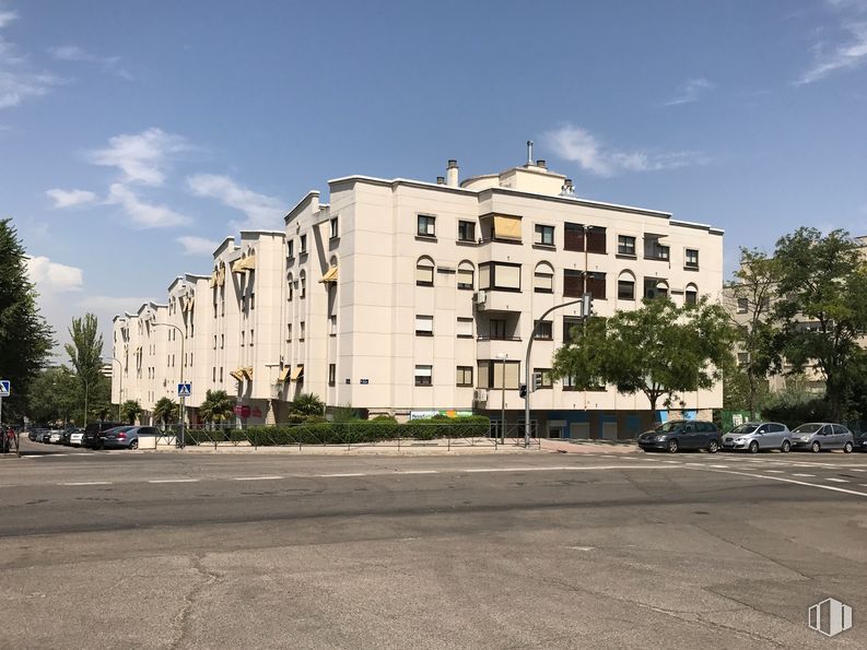 Local en alquiler en Calle Aramayona, 3, San Blas - Canillejas, Madrid, 28022 con edificio, cielo, nube, árbol, ventana, coche, luz de la calle, diseño urbano, barrio y área residencial alrededor