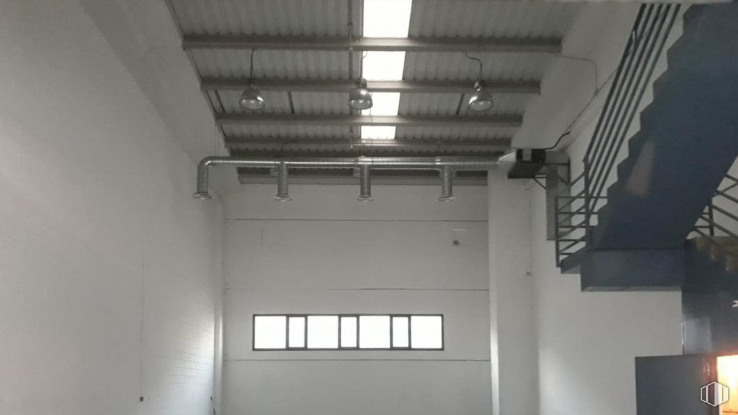 Nave en alquiler en Calle Resina, Villaverde, Madrid, 28021 con edificio, accesorio, material compuesto, suelos, techo, madera, metal, simetría, puerta y iluminación natural alrededor