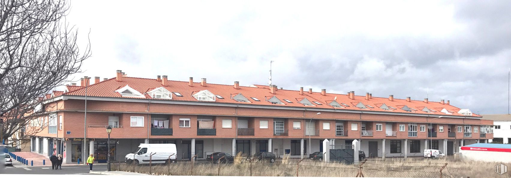 Retail for rent at Calle Río Duero, 1, Ávila, 05004 with building, sky, cloud, window, wheel, plant, car, vehicle, brick and tire around