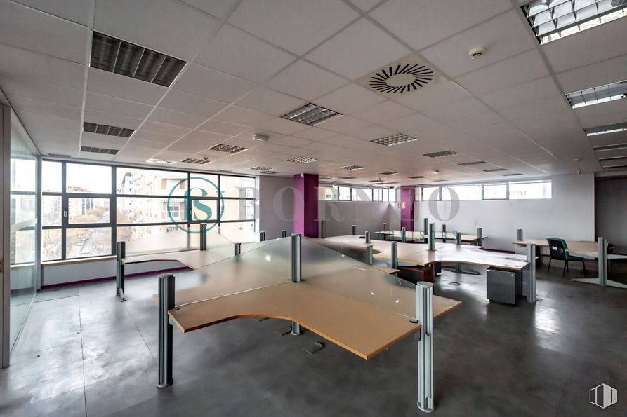 Industrial for rent at Edificio Novosur, Avenida Rosales, 42, Villaverde, Madrid, 28041 with desk, table, furniture, chair, hall, building, interior design, flooring, architecture, floor and real estate around