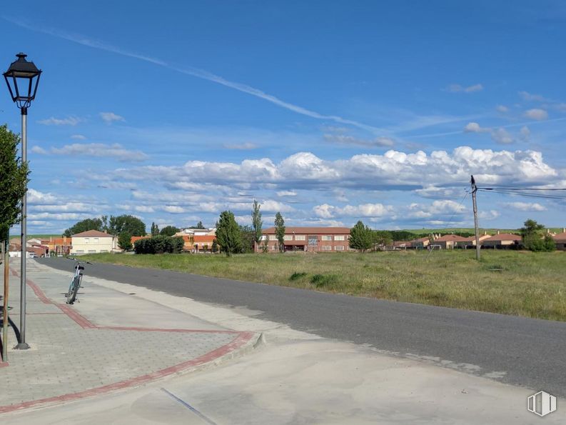 Land for sale at Calle Esparta, San Pedro del Arroyo, Ávila, 05350 with lighting, cloud, sky, plant, street light, road surface, asphalt, tree, land lot and thoroughfare around