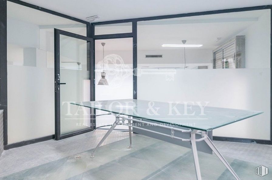 Local en venta en Zona Chueca-Justicia, Centro, Madrid, 28004 con mesa, alumbrado, mueble, ventana, accesorio, rectángulo, diseño de interiores, sombra, edificio y pasillo alrededor