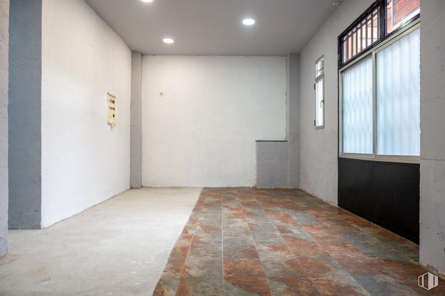 Retail for sale at Calle Virgen de las Fuentes, Ávila, 05005 with window, flooring, wall, floor, ceiling, composite material, concrete, plaster, paint and daylighting around