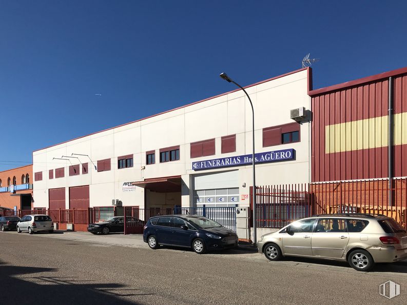 Nave en alquiler en Calle Fortuny, 13, Torrijos, Toledo, 45500 con coche, edificio, neumático, rueda, cielo, propiedad, vehículo, ventana y neumático de automoción alrededor